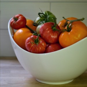 tomates du potager dans un bol blanc