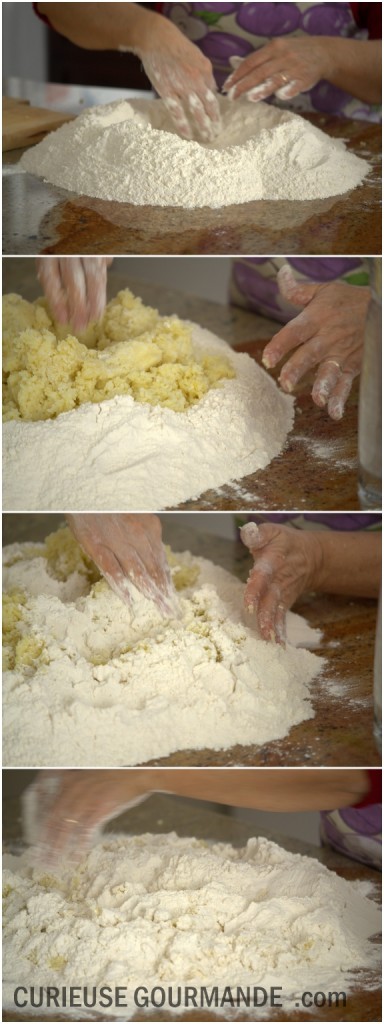 Mélanger la farine et les pommes de terre pour la pâte à gnocchis
