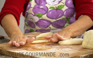 Rouler la pâte à gnocchis en petits boudins